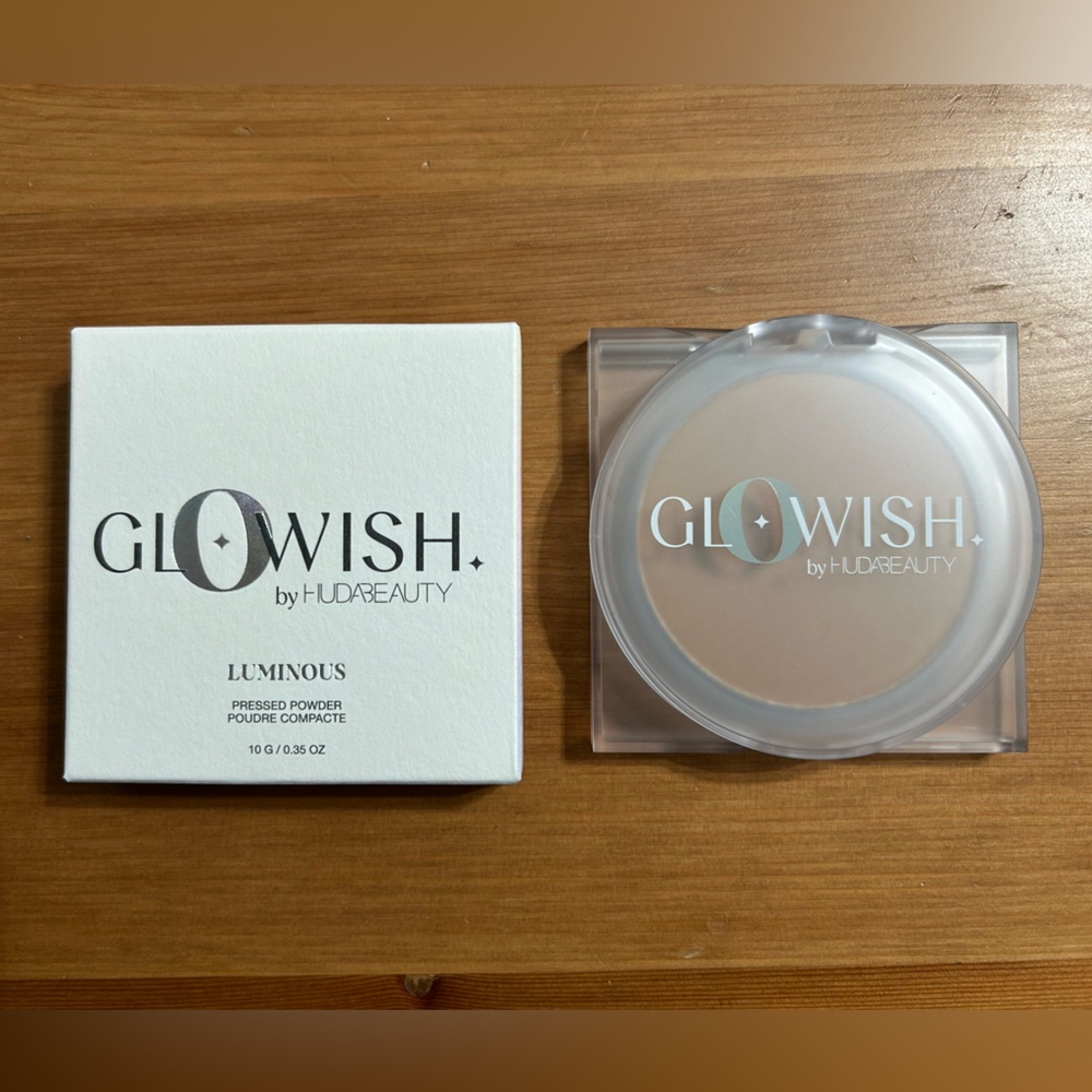 Huda Beauty GloWish Luminous Pressed Powder in Medium Tan 06